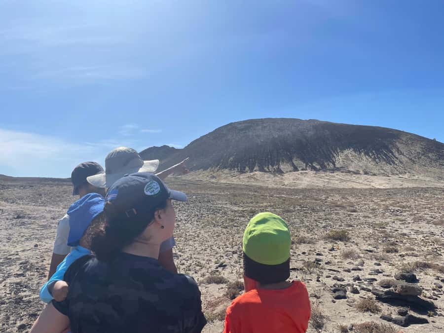 Hike Volcano Viana - The hike begins: walking the edge of extinct Viana