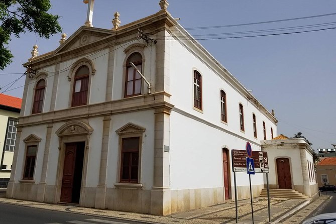 Praia city to the airport. - The Real Timing: 10 to 20 Minutes to the Airport or Port
