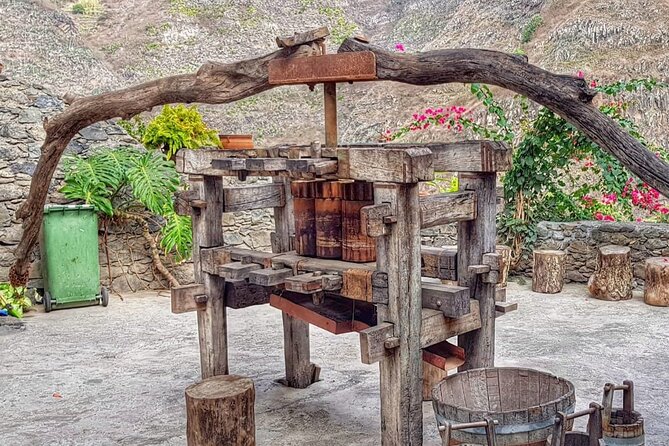 Santo Antão: Day Trip by Car or Trek - Delgadinho ridge to Ribeira Grande: the photo stop and the lunch reset